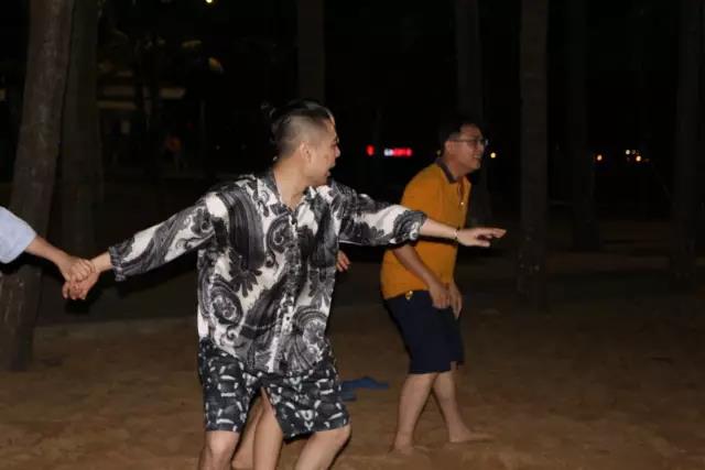 撕名牌捉對廝殺